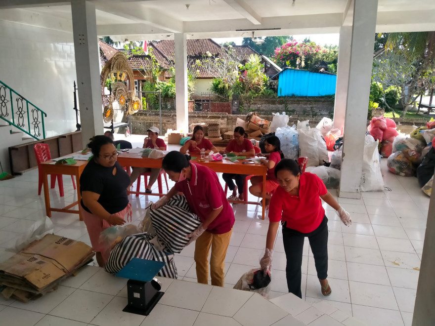KEGIATAN BANK SAMPAH DI BANJAR KELAKAHAN KAJA